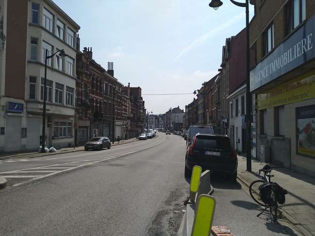 The Commune of Anderlecht is in the lower range for income in the Brussels Capital Region and many streets are characterised by high density and mixed-use (residential and commercial), with vegetation sparse or absent.